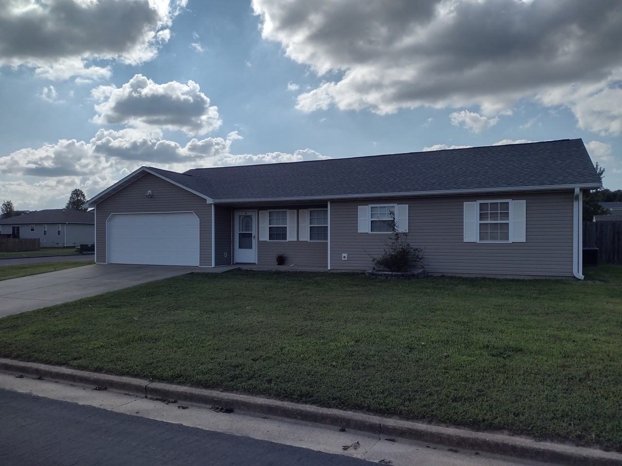 1703 Luna Drive - Photo 2 of 6
