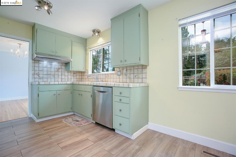 3265 Primrose Ln - Photo 2 of 18