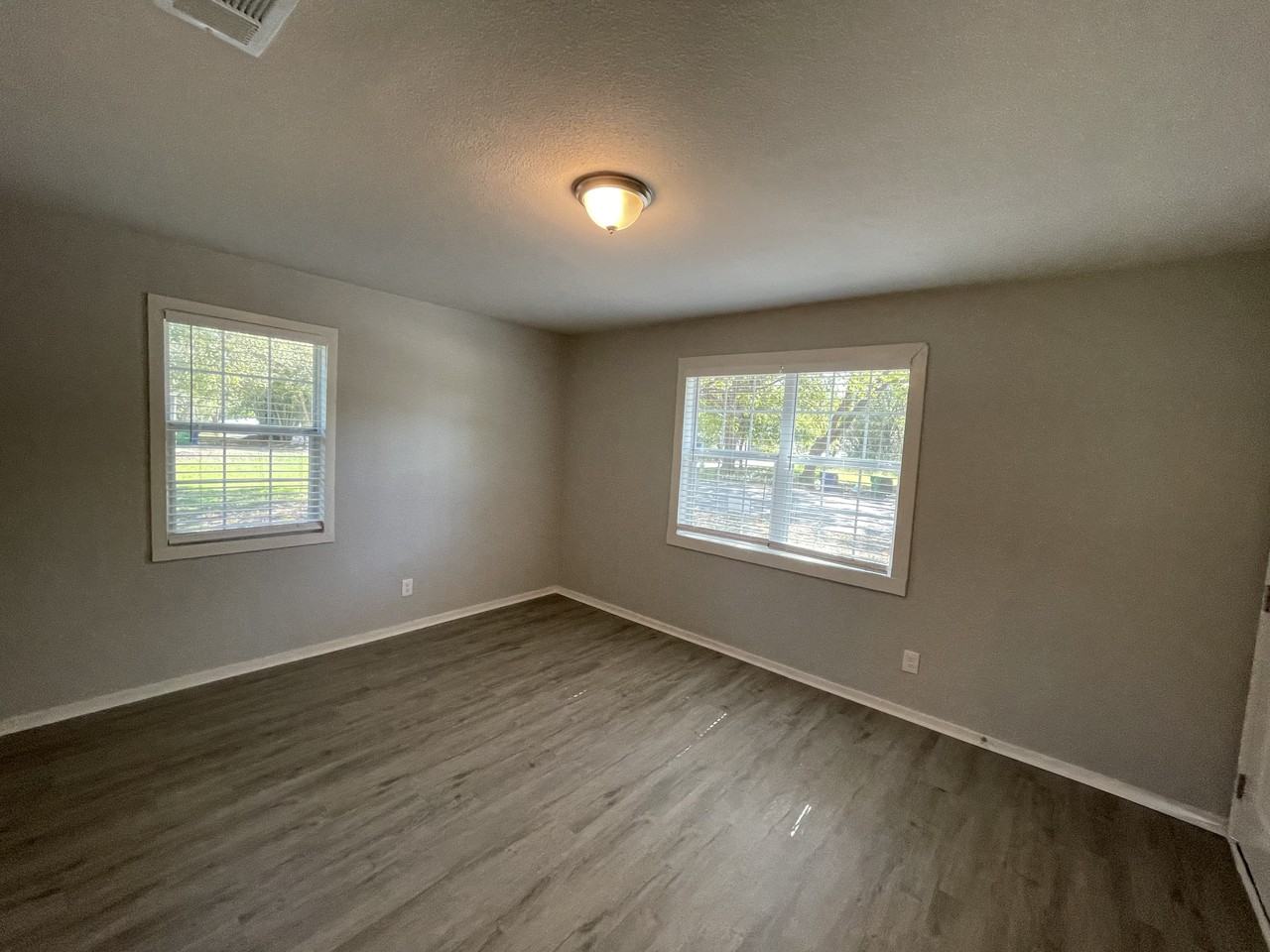 1009 E Jefferson St - Photo 3 of 11