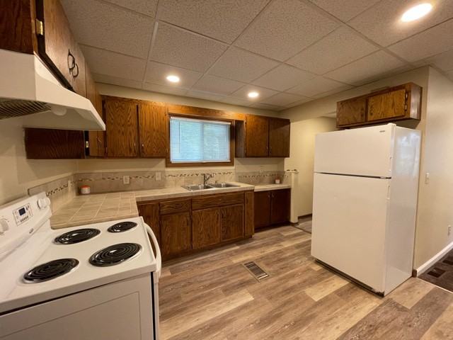 2900 Queen Ave N - Photo 2 of 8