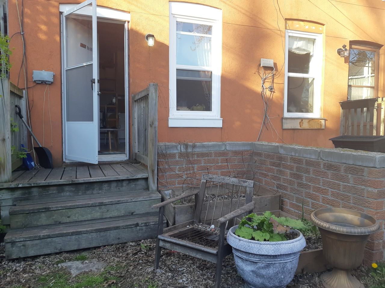 2057 Dundas Street West