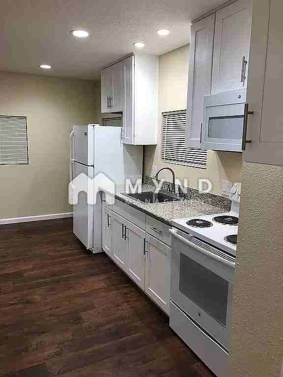 4988 Canyon Dr - Photo 2 of 8