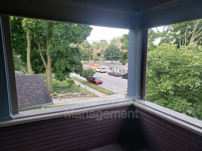 422 1/2 Lafayette Ave Se - Photo 3 of 14