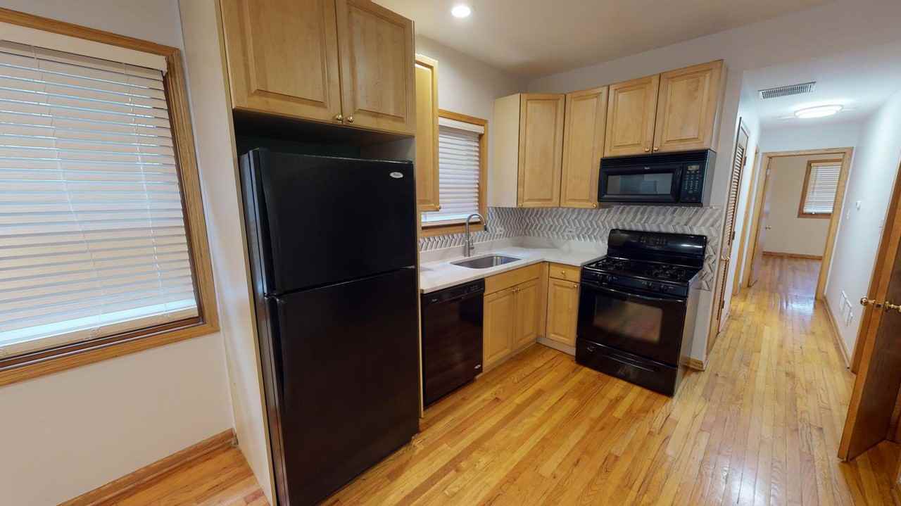 Spacious Noble Square duplex with great private deck - Photo 2 of 15