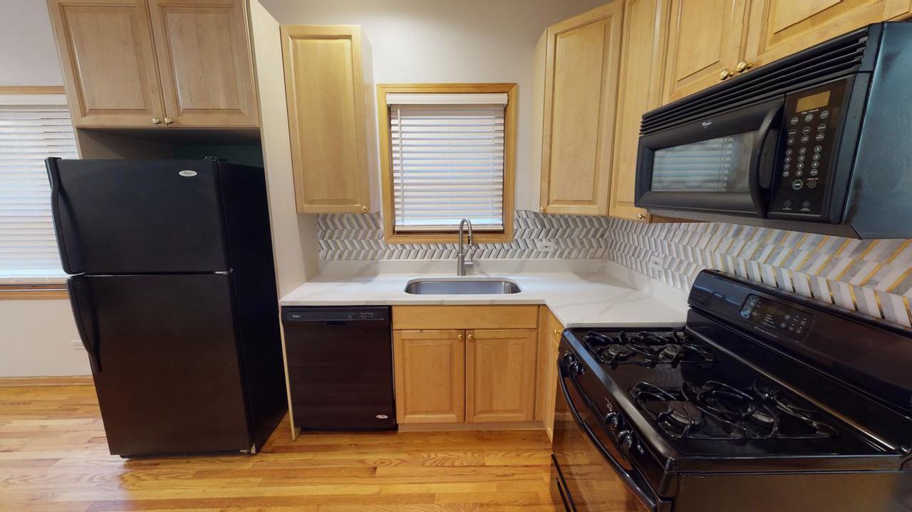 Spacious Noble Square duplex with great private deck - Photo 4 of 15