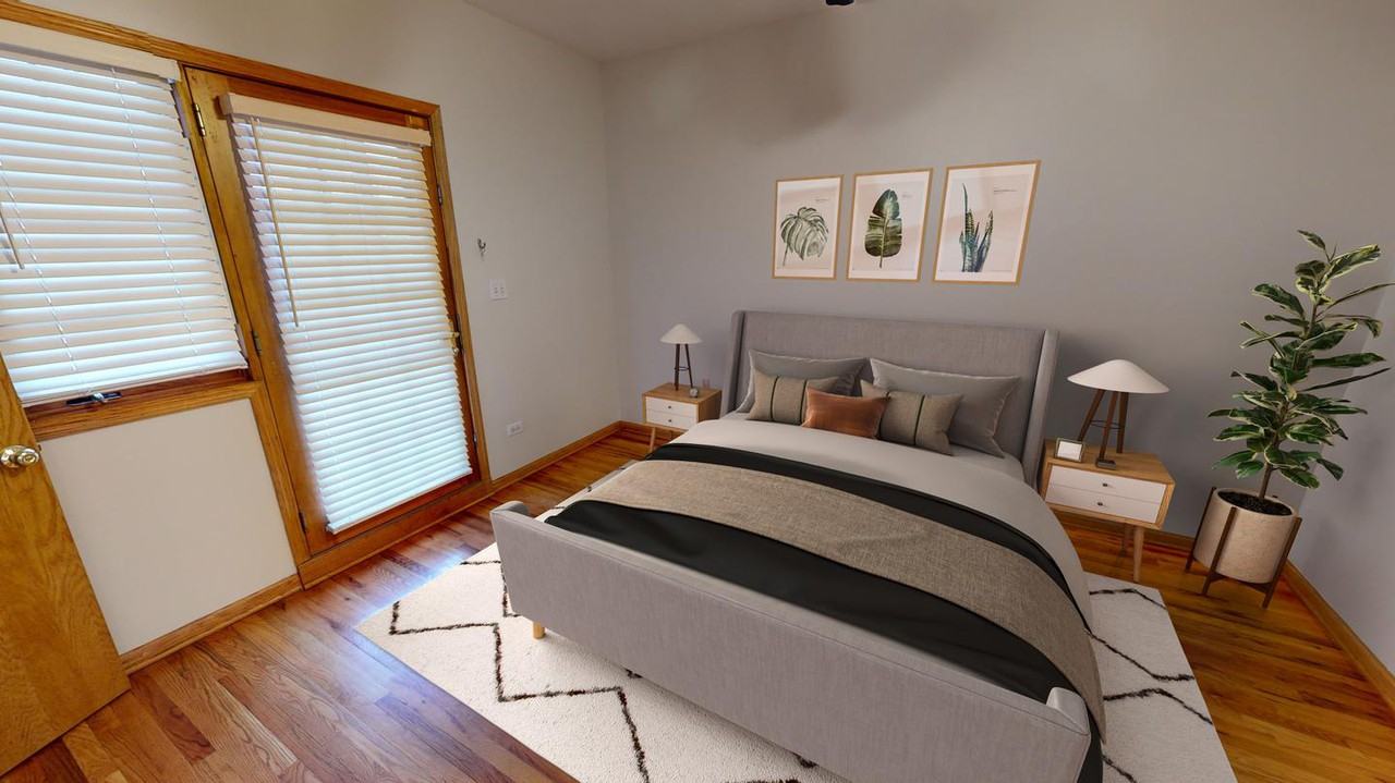 Spacious Noble Square duplex with great private deck - Photo 5 of 15