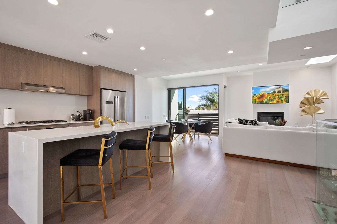 823 North Fuller Avenue #C - Photo 3 of 17