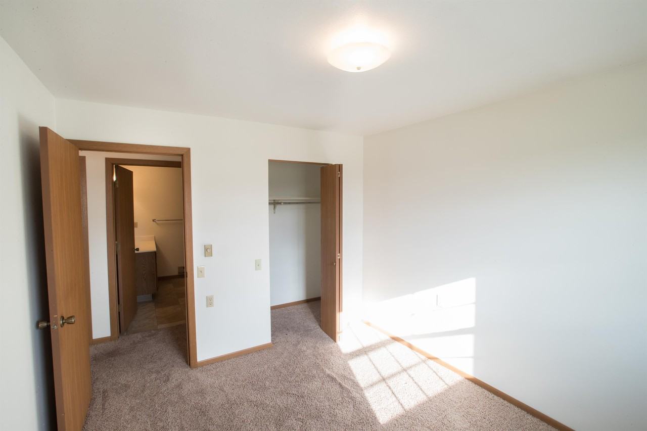 713 Clinton St #105 - Photo 5 of 9