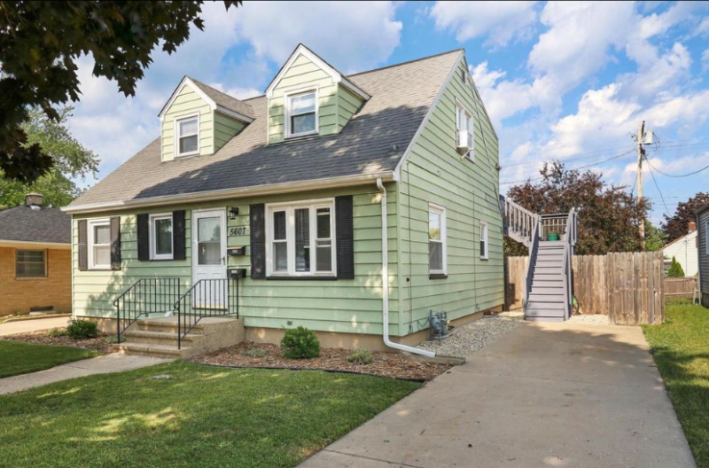 5607 43rd Ave #UPR - Photo 2 of 14