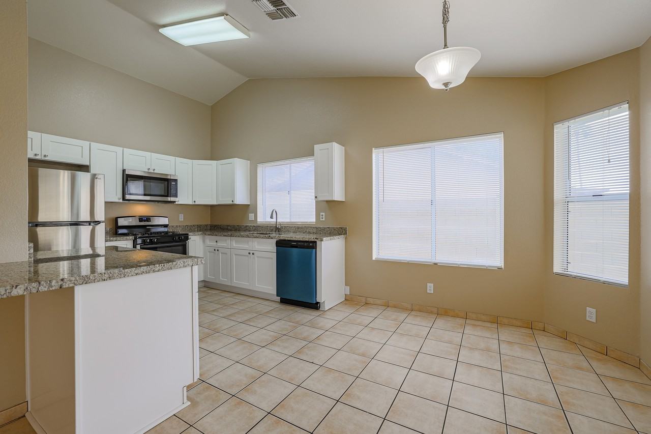 6164 E Grandview St - Photo 7 of 30