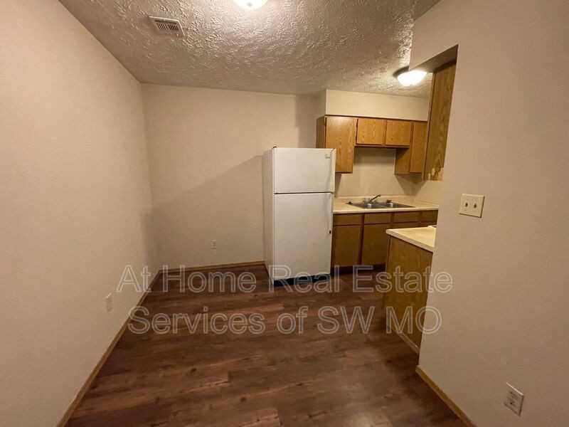 1306 E Mcdaniel St #8 - Photo 3 of 7