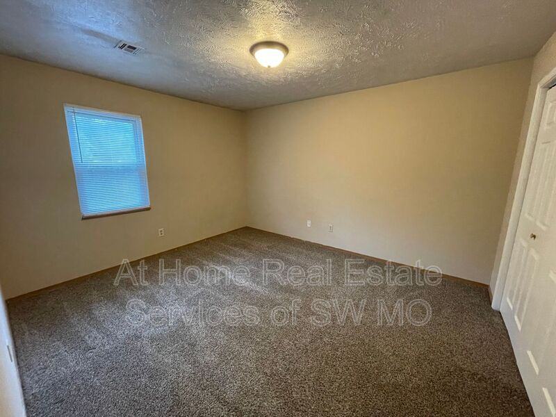 1306 E Mcdaniel St #8 - Photo 5 of 7