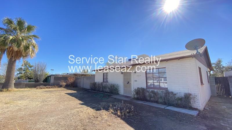 3037 E Hartford Ave - Photo 2 of 19