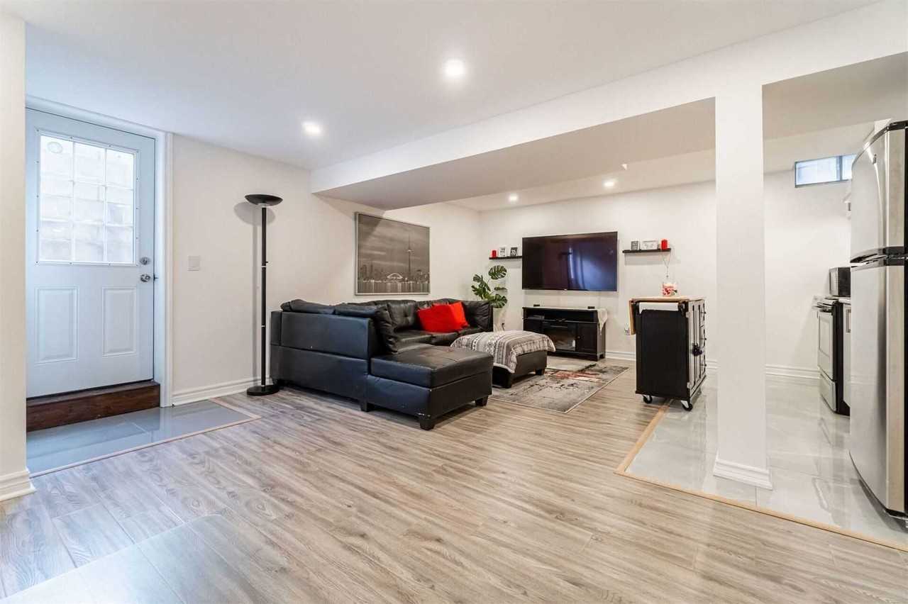 3198 Anderson Crescent - Photo 3 of 9