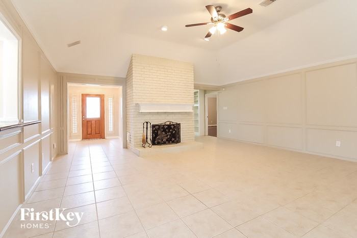 2303 Prestwick Dr - Photo 2 of 15