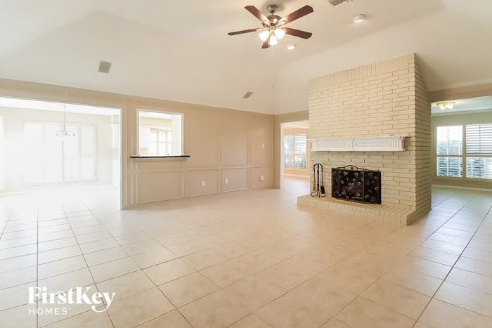 2303 Prestwick Dr - Photo 3 of 15