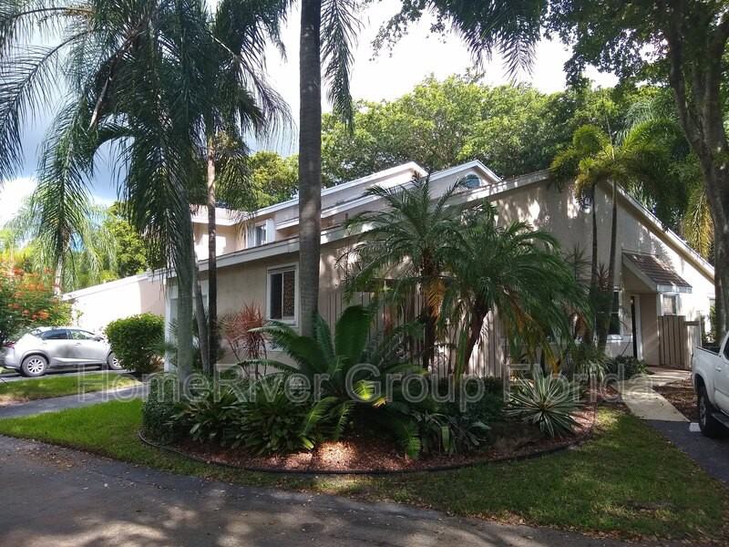 2167 Discovery Cir W - Photo 2 of 35