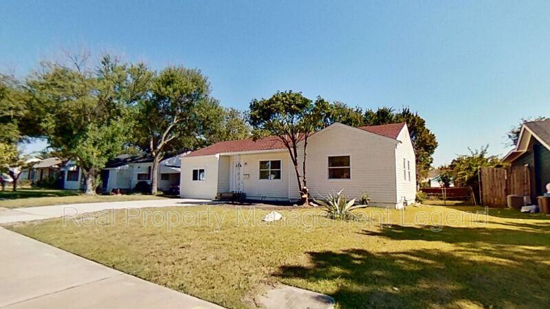 2320 Brockbank Dr - Photo 2 of 27