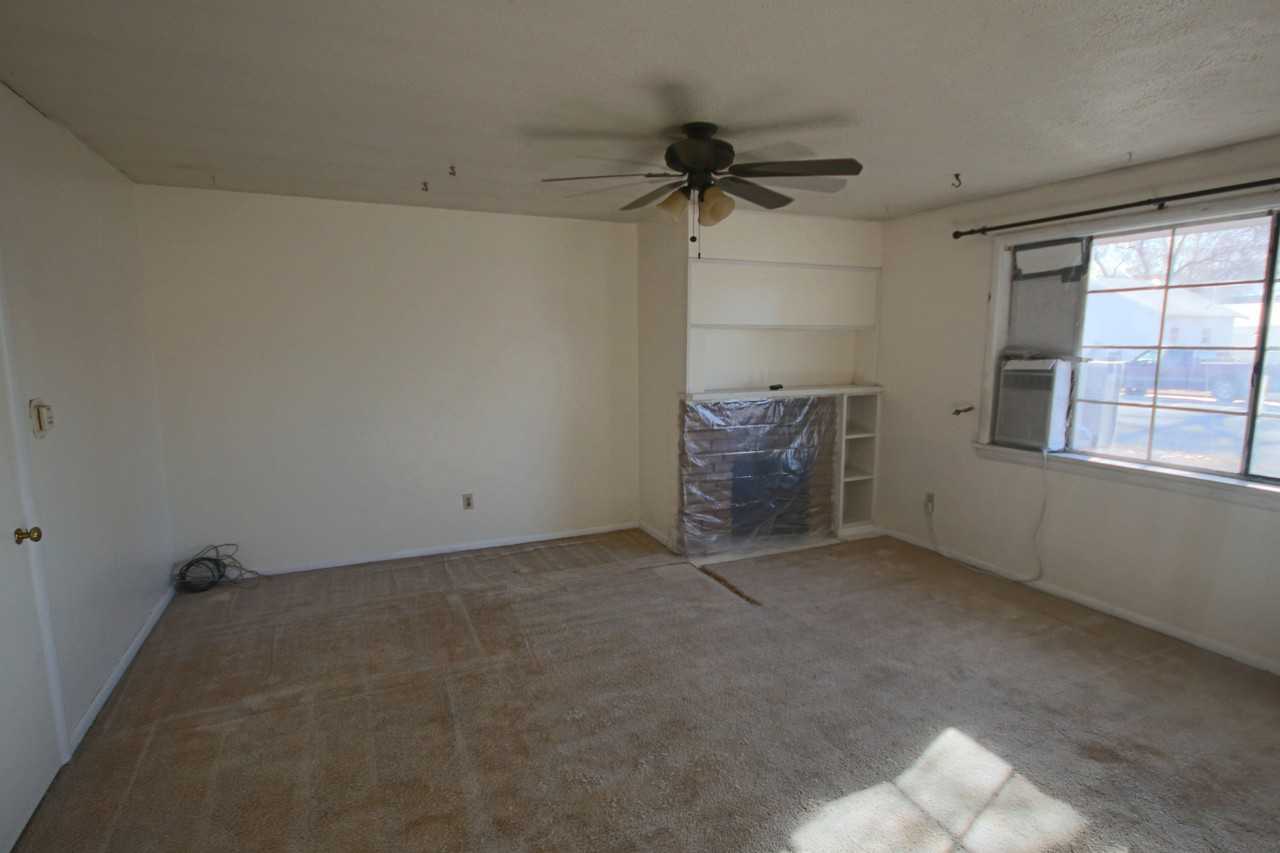 219 W 2nd St - Photo 2 of 7