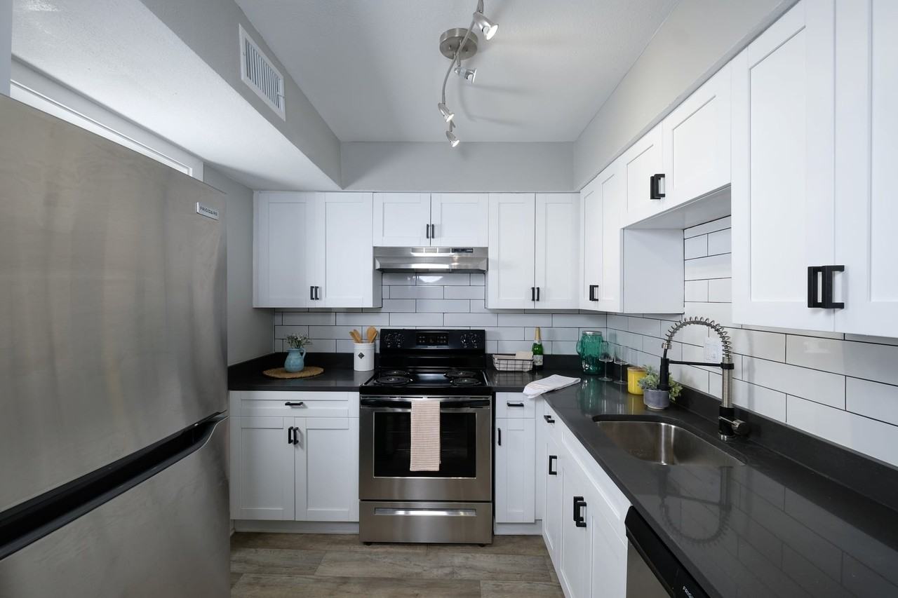 Mandarin Bay Apartments - Photo 6 of 23