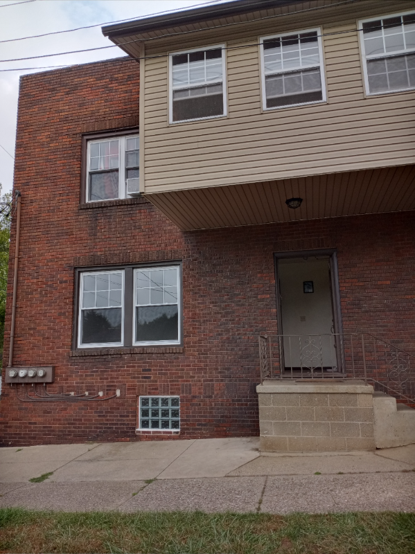 206 Edwin Ave Se #2 - Photo 2 of 10