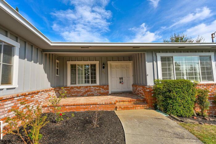 1090 Livorna Rd - Photo 2 of 23