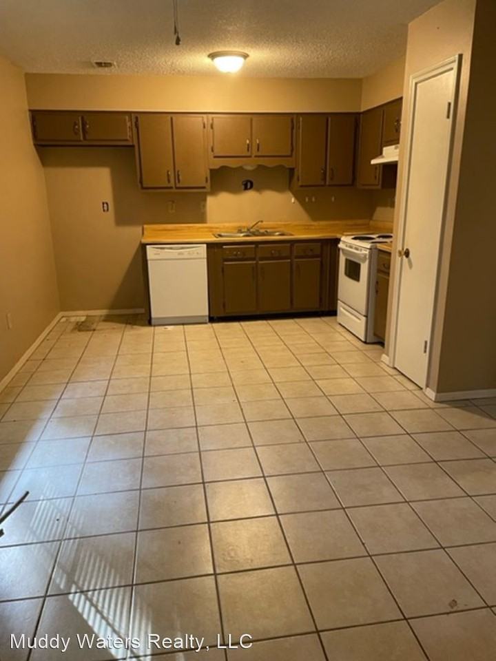 10731 Chateau Rd - Photo 3 of 11