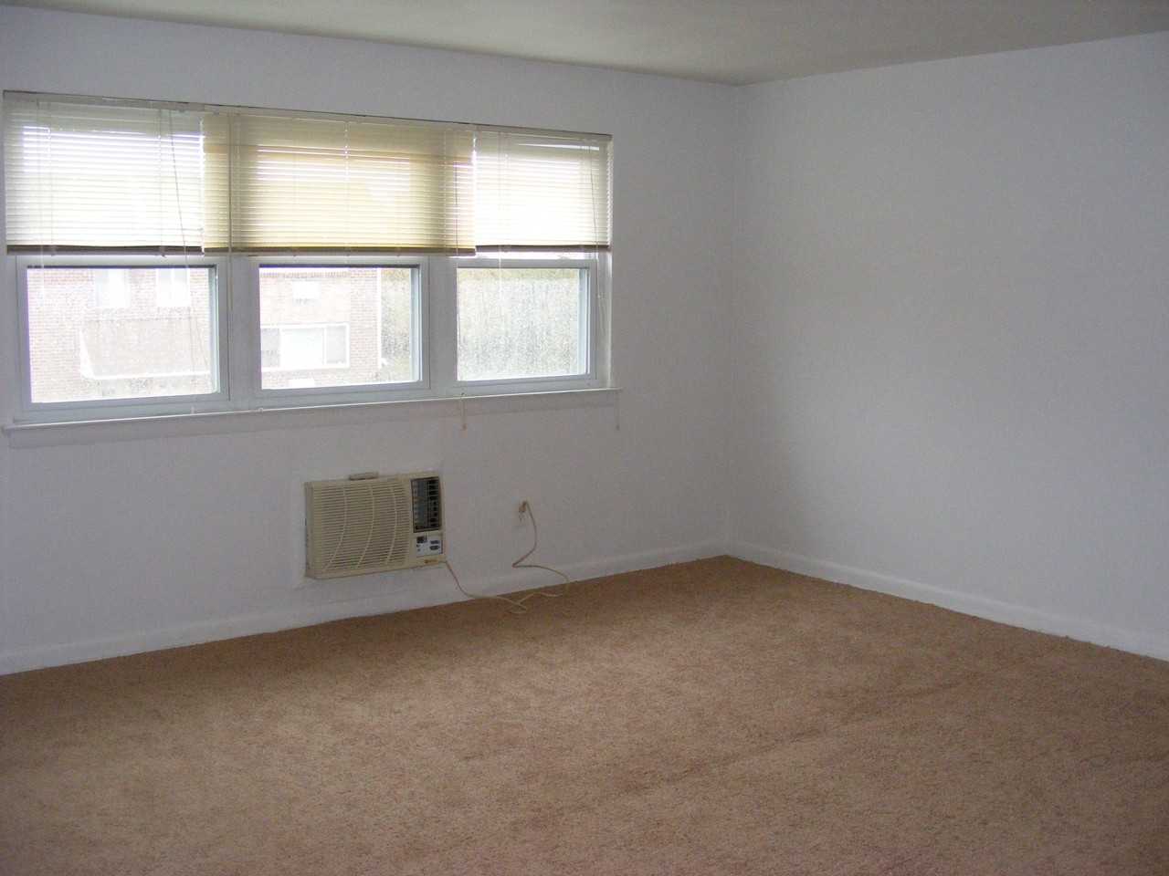 318 Pyramid Ave - Photo 3 of 17