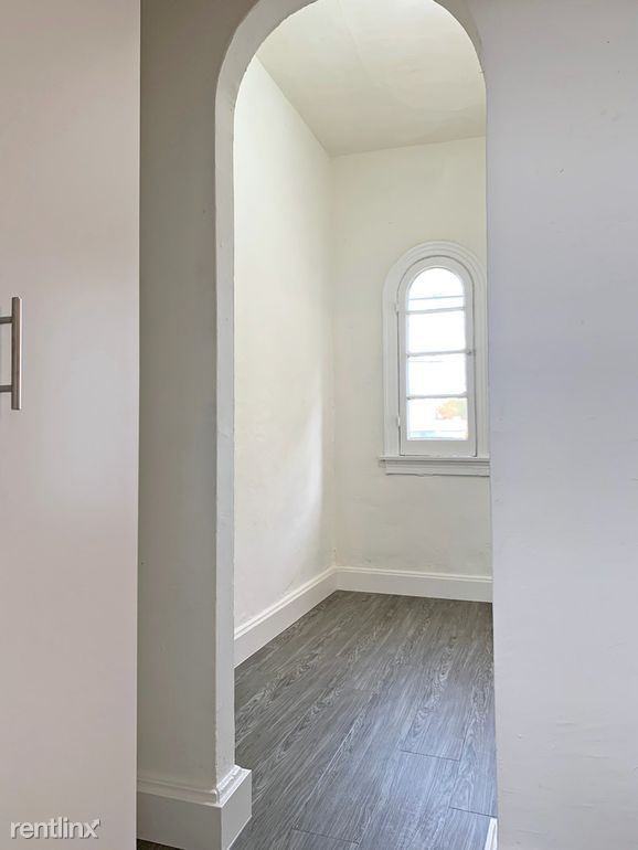 1621 N Mariposa Ave - Photo 2 of 9