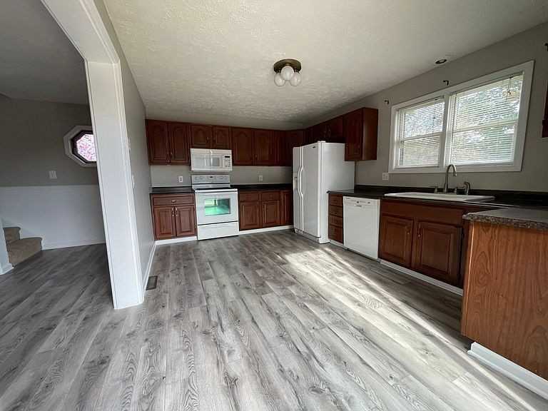 211 Hallam Ave - Photo 2 of 5