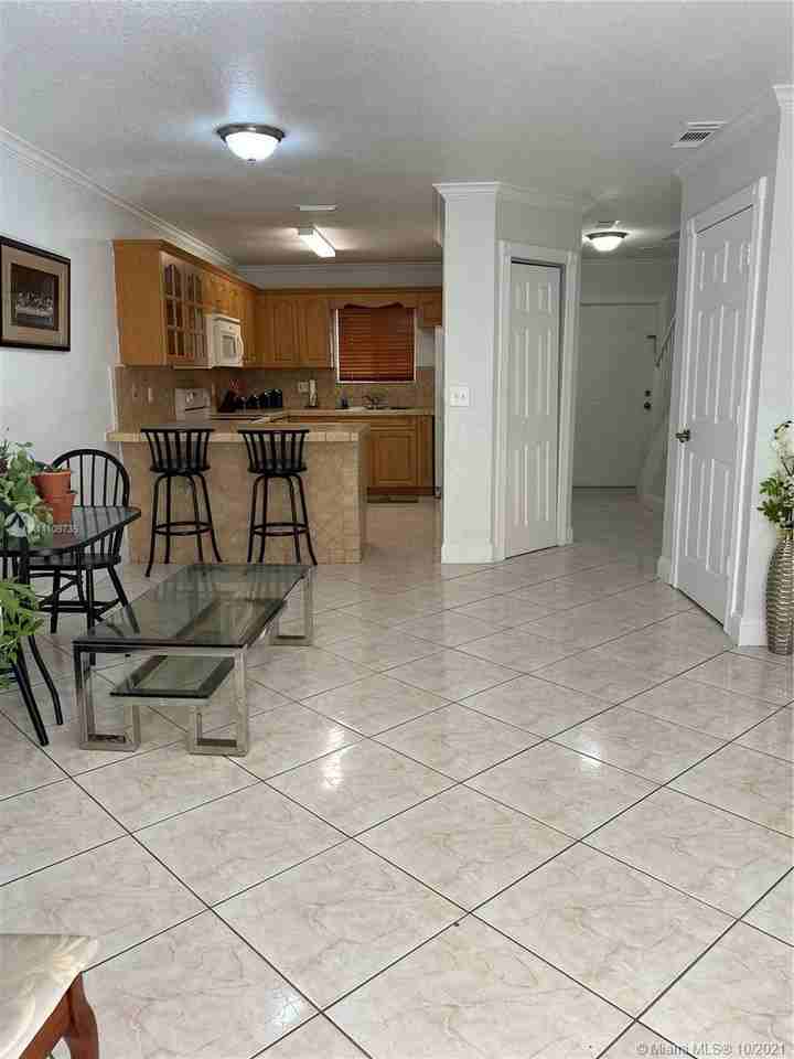 10616 Nw 87th Ct - Photo 3 of 19