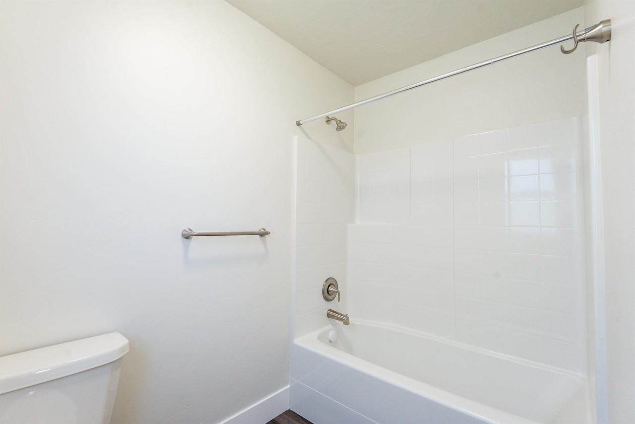 825 Nw 21st St #825 - Photo 3 of 17