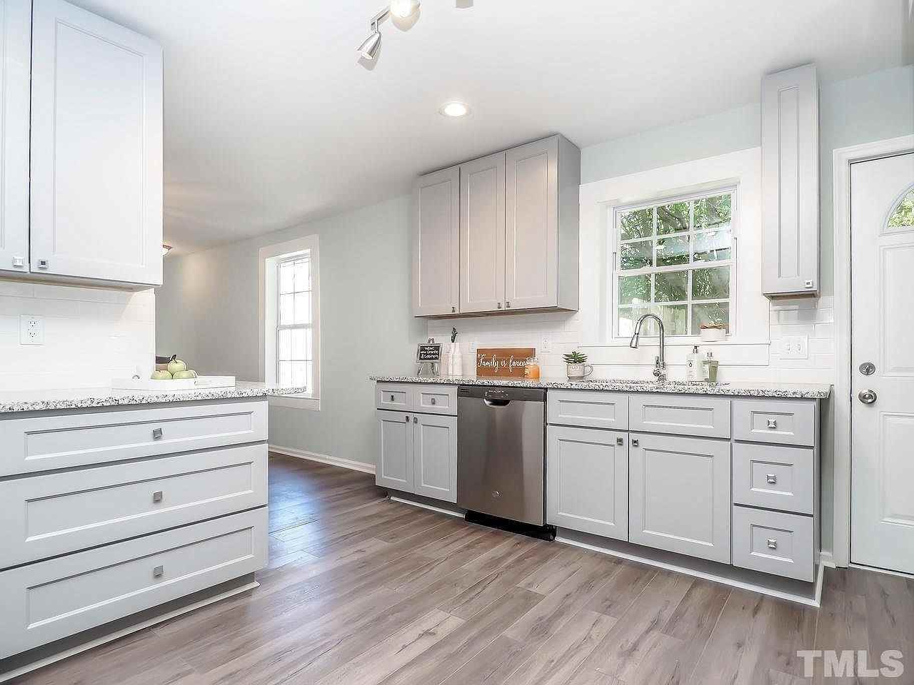 1104 Chester St - Photo 5 of 15