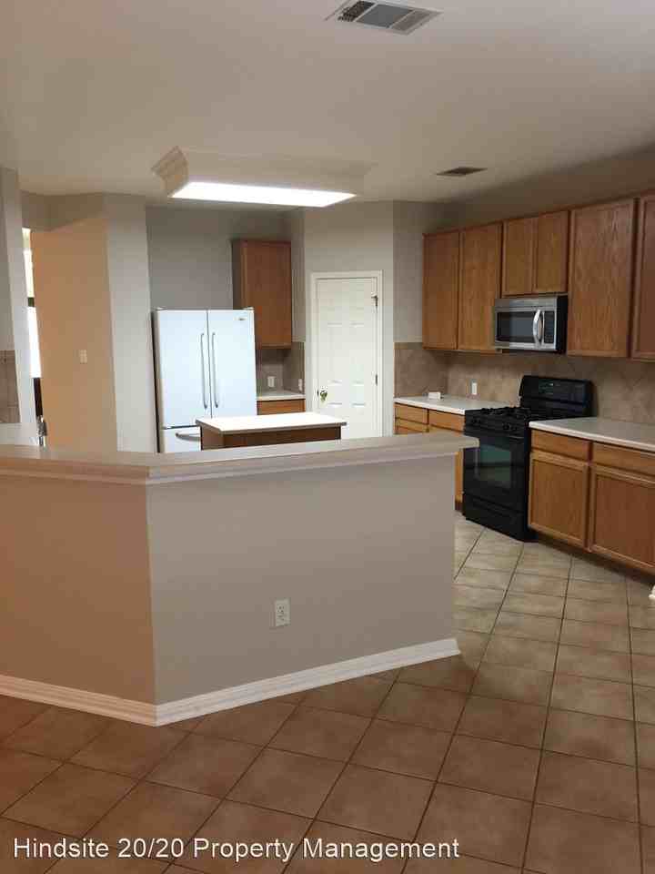 979 Leah Ln - Photo 3 of 21