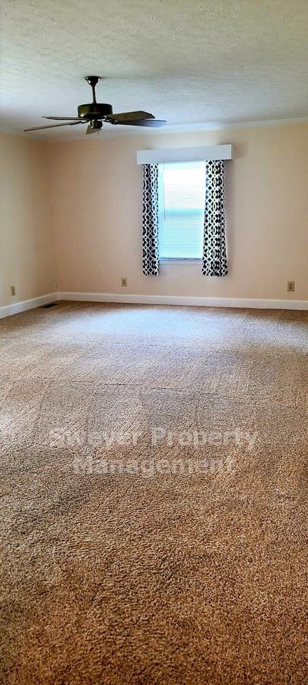 234 Oakcrest Dr - Photo 2 of 10