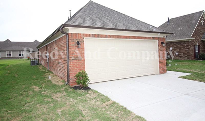 1040 River Wood Cir N - Photo 2 of 23