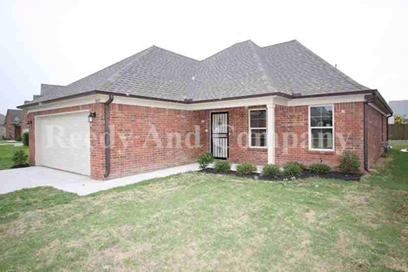 1040 River Wood Cir N - Photo 3 of 23