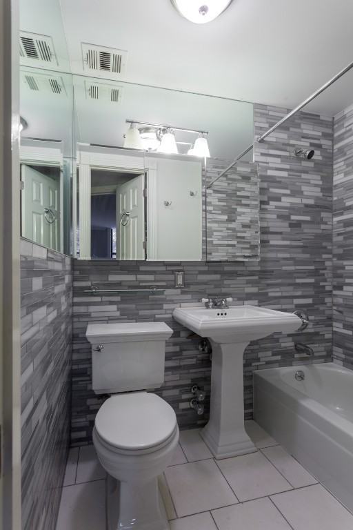 W 14th St #2F - Photo 4 of 8