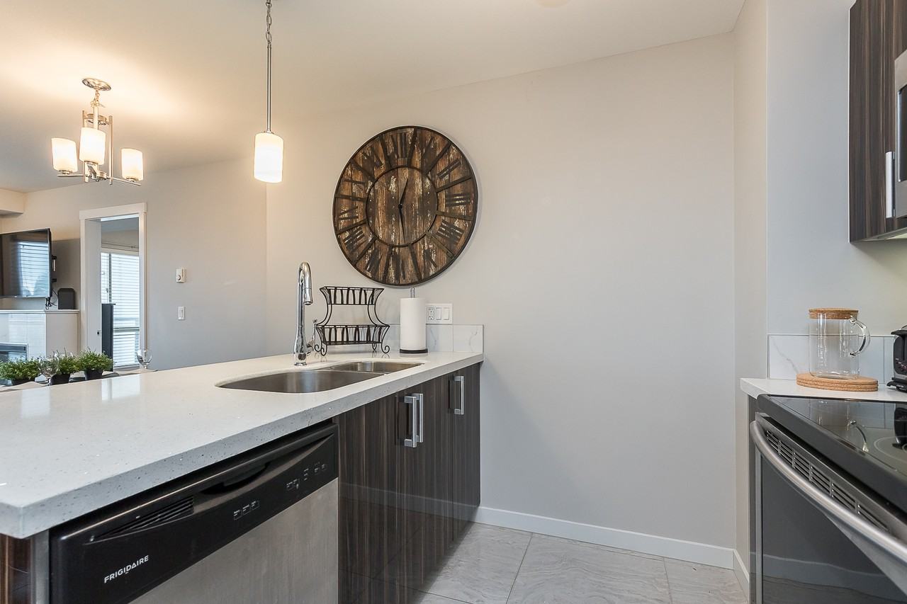 22318 Lougheed Hwy #304 - Photo 3 of 27