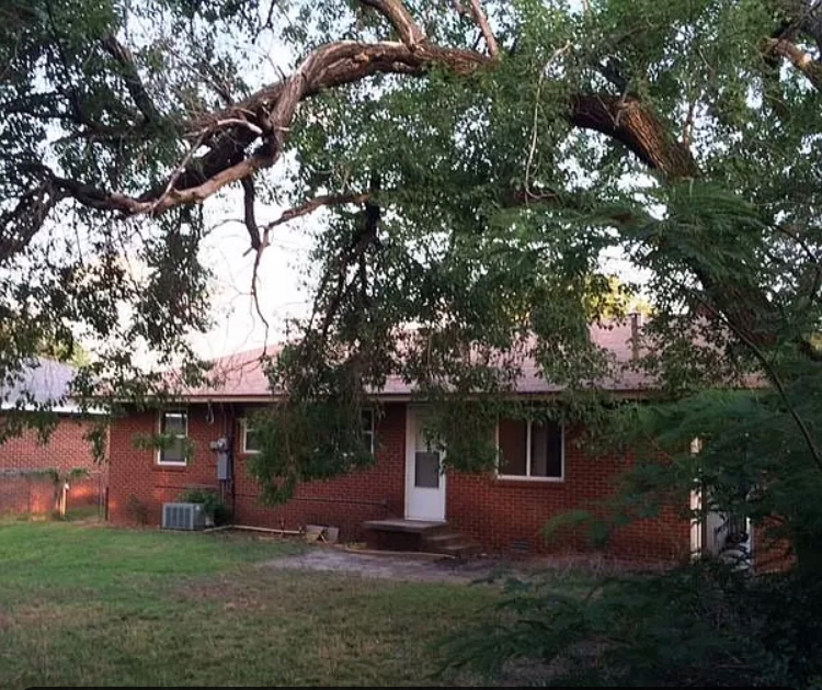 2955 Nw 48th St - Photo 4 of 12