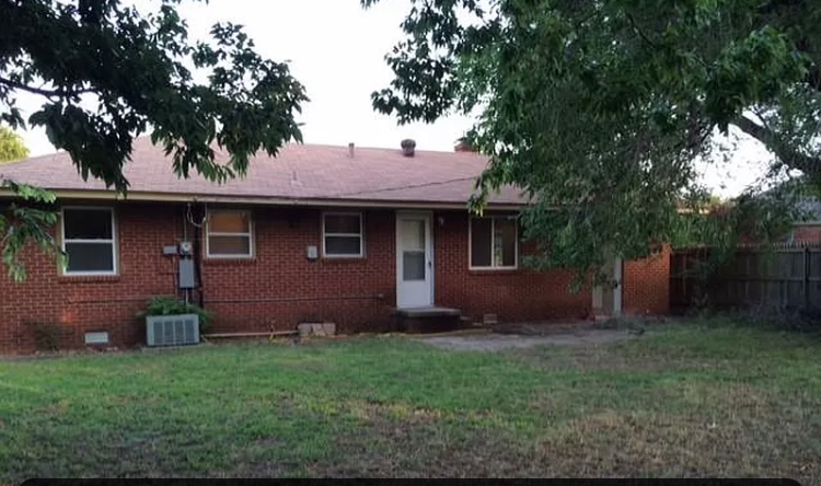 2955 Nw 48th St - Photo 5 of 12