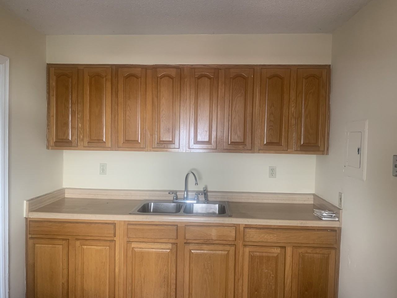 1387 Oaklawn St - Photo 3 of 7