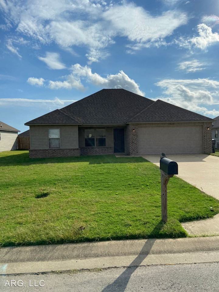 3828 Remington Dr - Photo 2 of 19