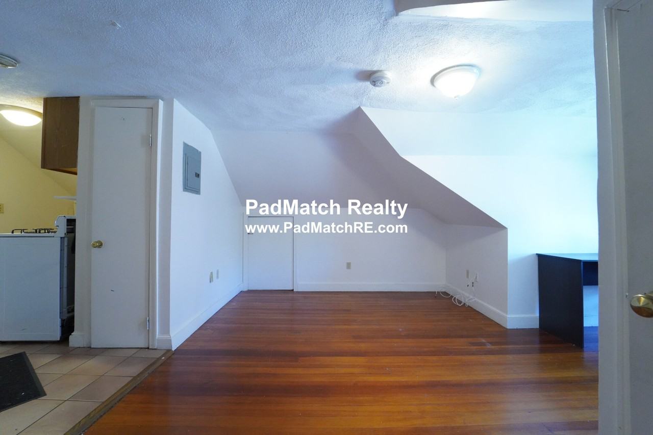 163 Strathmore Rd #5 - Photo 3 of 10