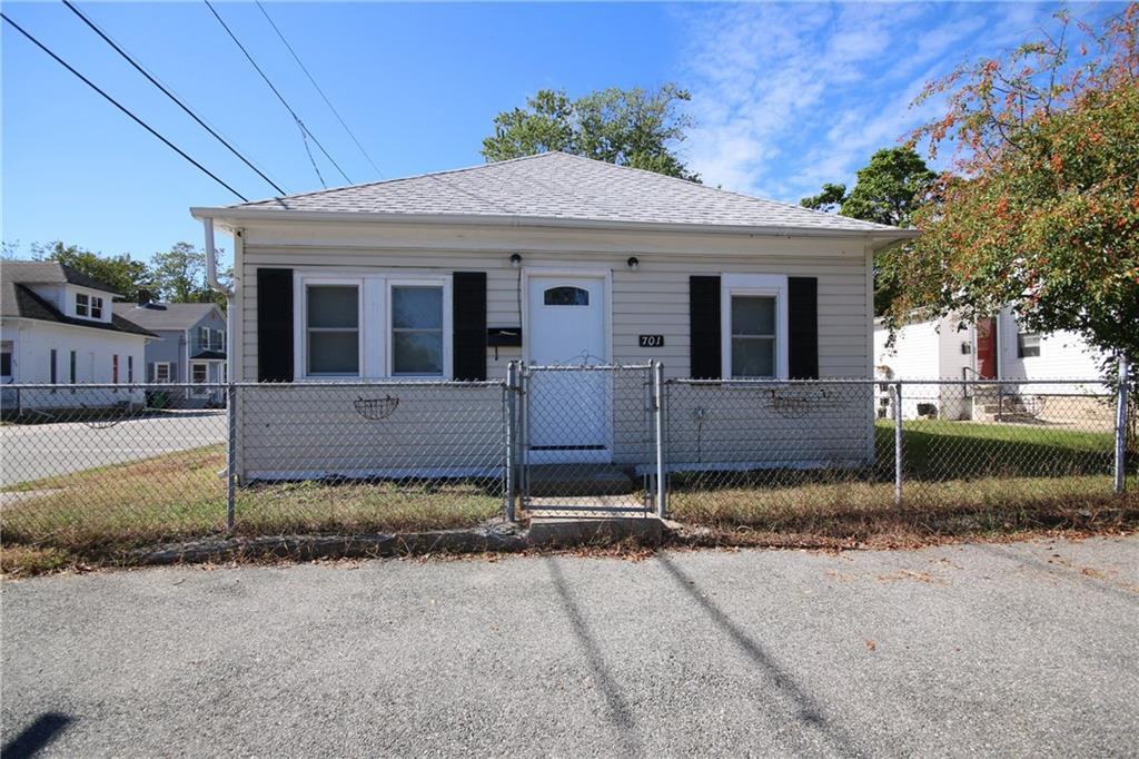 701 Oakland Beach Ave, Warwick, RI 02889 1 Bedroom House for Rent for