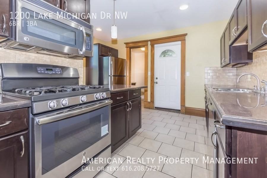 1200 Lake Michigan Dr Nw - Photo 4 of 22