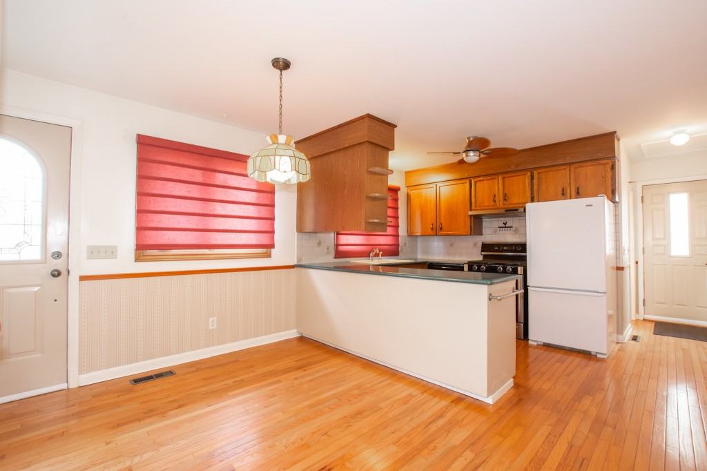 327 Dufferin Street - Photo 3 of 20