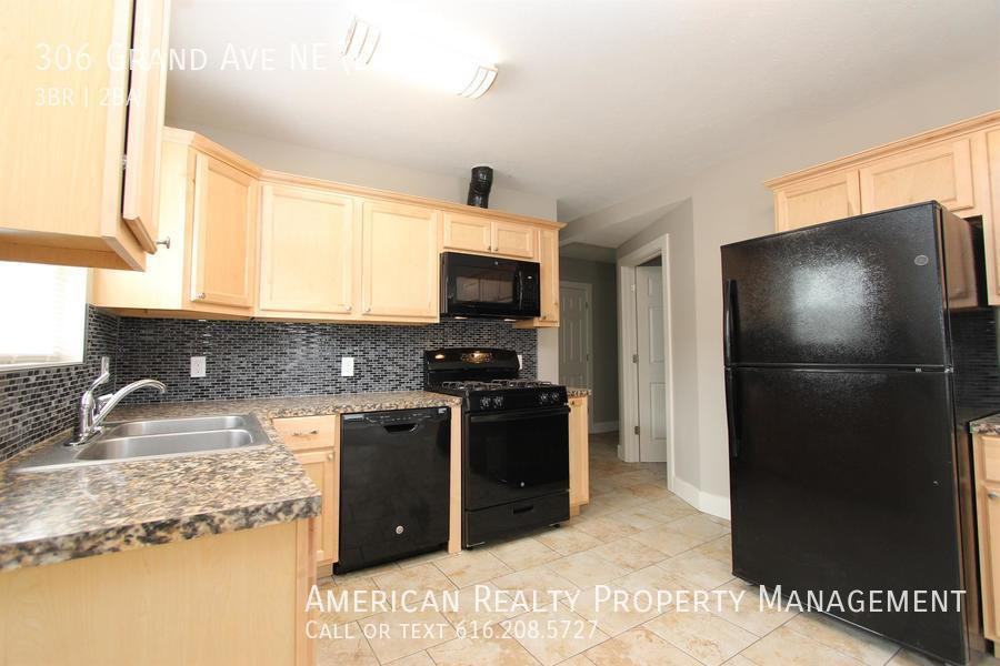306 Grand Ave Ne - Photo 3 of 14