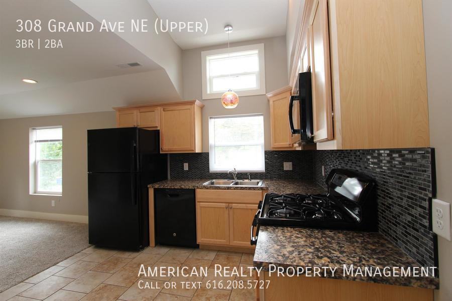 308 Grand Ave Ne - Photo 3 of 12