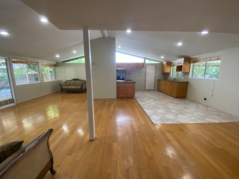 8836 Oneida Ave - Photo 3 of 41